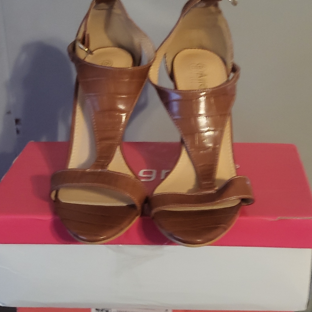 Size 6 brown leather appearing heels